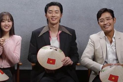 'Hot girl 7 thứ tiếng' Khánh Vy bất ngờ khi Lee Byung Hun, Park Seo Joon 'bắn' tiếng Việt đội nón lá