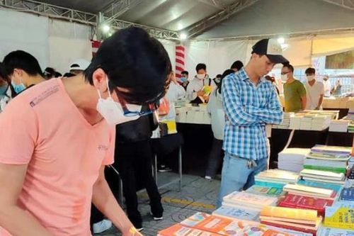 Xuất bản sách giảm, văn hóa đọc có xuống cấp?
