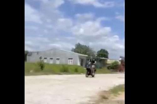 Thanh niên không đội mũ bảo hiểm 'diễn xiếc' với xe mô tô rồi quay clip câu view