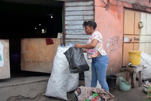 Nigeria cho đổi rác thải nhựa thay học phí