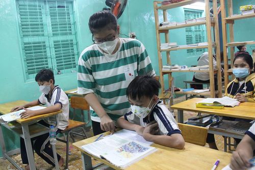 Sinh viên tình nguyện đứng lớp tình thương