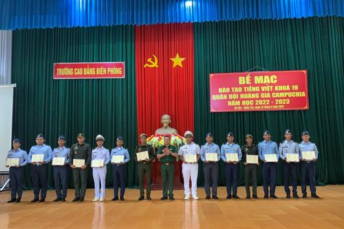 Bế mạc khóa đào tạo tiếng Việt cho cán bộ Quân đội Hoàng gia Campuchia