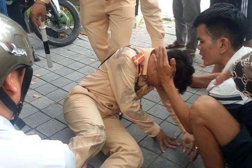 Thanh Hóa: Xe máy tông trúng CSGT đang làm nhiệm vụ