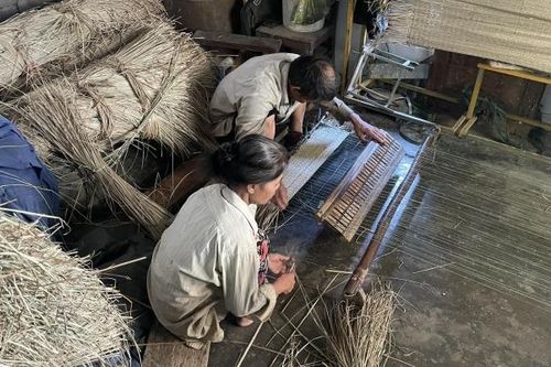 Cặp vợ chồng 40 năm đau đáu giữ nghề dệt chiếu cói truyền thống