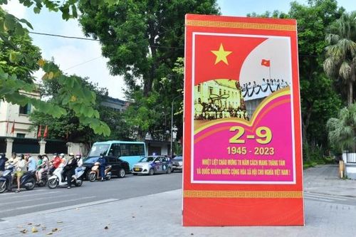 Đường phố Hà Nội ngập sắc cờ đỏ sao vàng chào mừng Quốc Khánh 2/9
