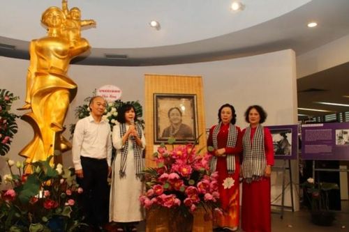 Bảo tàng Phụ nữ Việt Nam tiếp nhận tranh về bà Nguyễn Thị Định được làm từ lá sen