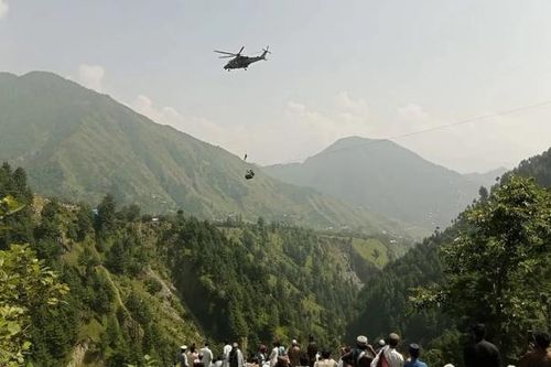 Những khoảnh khắc nghẹt thở khi giải cứu các học sinh Pakistan mắc kẹt trên cáp treo