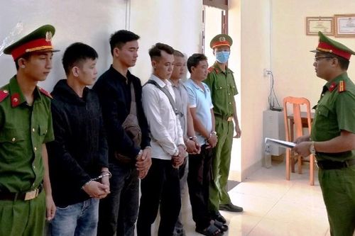 Bắt nhóm đối tượng chặn xe, đập phá ô tô gây thương tích cho tài xế