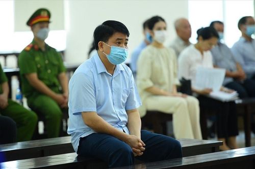 Ông Nguyễn Đức Chung và 14 người khác hầu tòa trong vụ nâng khống giá cây xanh