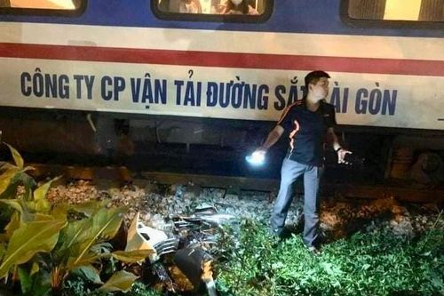 Băng qua đường sắt va tàu hỏa, 1 người chết, 1 người phải cấp cứu