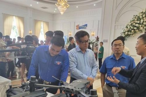 Đưa máy bay không người lái vào sản xuất nông nghiệp
