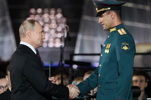 Tổng thống Nga Putin trao huân huy chương tặng kíp lái xe tăng Nga đối đầu nhóm quân Ukraine