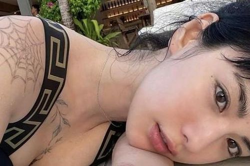 Nữ chính phim cô gái kiếm tiền từ việc khỏa thân hút khán giả Việt