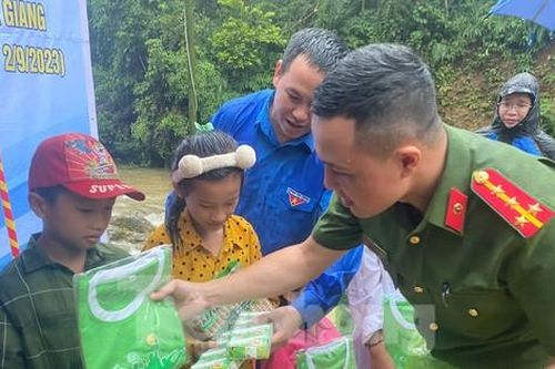 Công an và cán bộ Đoàn đội mưa, băng rừng khởi công cầu vượt suối cho thôn nghèo ở Hà Giang