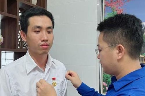 Anh thợ điện cứu người đuối nước được vinh danh Tuổi trẻ dũng cảm
