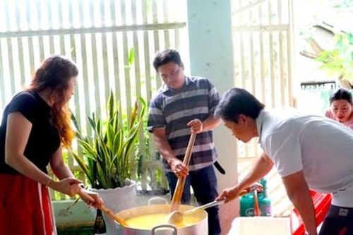 Bữa cơm ấm tình người