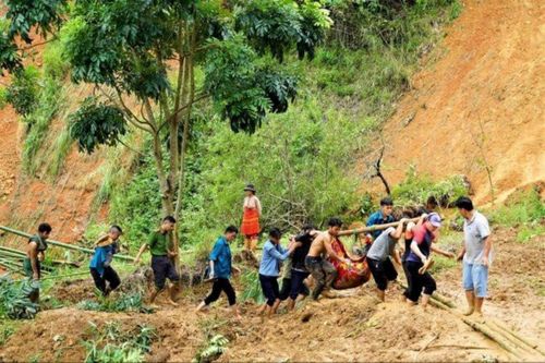 Cứu thành công nam thanh niên bị lũ cuốn trôi ở Hà Giang
