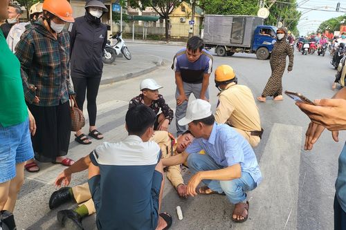 Một CSTG bị tông ngã khi đang làm nhiệm vụ
