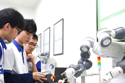Trường ĐH Công nghệ - ĐH Quốc gia Hà Nội công bố điểm chuẩn năm 2023