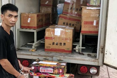 Vận chuyển nửa tấn pháo, nghi phạm vứt xe bỏ trốn khi thấy công an