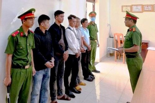 Khởi tố nhóm đối tượng vô cớ đập phá xe tôm