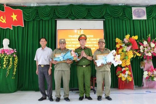 Trao Bằng khen cho 2 cá nhân về thành tích trong đấu tranh PCTP