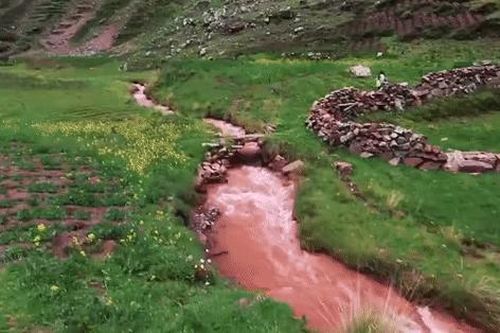 Dòng sông kỳ lạ chuyển màu đỏ như máu mỗi khi mùa đông đến, nghe tên là thấy quen