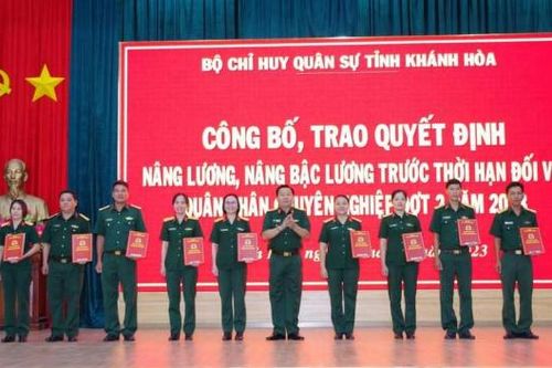 Bộ Chỉ huy Quân sự tỉnh Khánh Hòa: Trao quyết định nâng lương đối với quân nhân chuyên nghiệp đợt 2 năm 2023
