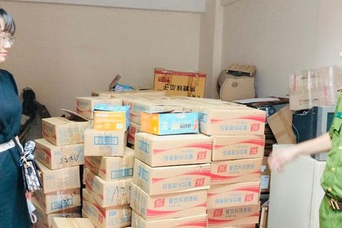 Bắt giữ 2 lô xúc xích không rõ nguồn gốc