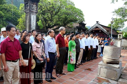 Các đại biểu dự hội nghị tập huấn lý luận, phê bình VHNT tham quan thực tế tại Khu di tích Quốc gia đặc biệt Cố đô Hoa Lư
