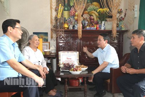 Đồng chí Phó Bí thư Thường trực Tỉnh ủy thăm, tặng quà cán bộ lão thành cách mạng nhân dịp Quốc khánh 2/9