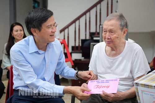 Đồng chí Bí thư Tỉnh ủy thăm, tặng quà cán bộ lão thành cách mạng, cán bộ tiền khởi nghĩa tại huyện Gia Viễn
