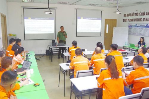 Tuyên truyền pháp luật tại Công ty Núi Pháo