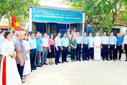 Bàn giao 2 công trình 'Nhà đại đoàn kết'