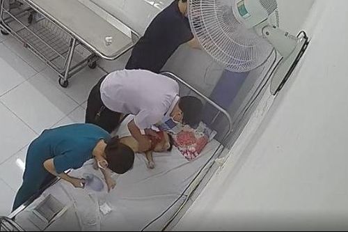 Tạm giữ hình sự cha dượng liên quan đến vụ bé trai 2 tuổi tử vong khi uống sữa