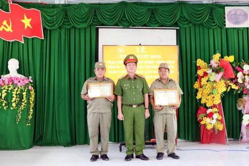 Tặng bằng khen 2 Bảo vệ dân phố dũng cảm trấn áp tội phạm