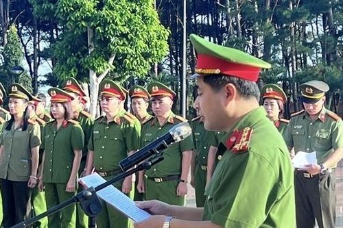 Công an quận Bắc Từ Liêm báo công với Bác và tưởng niệm các anh hùng liệt sĩ