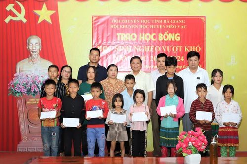 Hội Khuyến học tỉnh Hà Giang trao học bổng tặng 80 học sinh vượt khó, hiếu học nhân dịp năm học mới