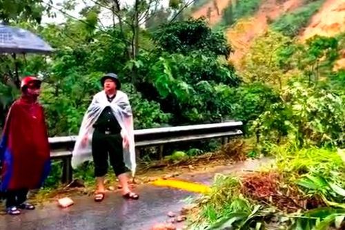 Lào Cai: Mưa lớn gây sạt lở, ách tắc giao thông