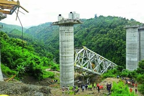 Sập cầu đang xây ở Ấn Độ khiến ít nhất 17 người thiệt mạng