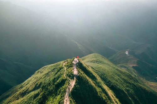 Săn mây trên 2 đoạn 'sống lưng khủng long' hùng vĩ, thách thức dân mê xê dịch