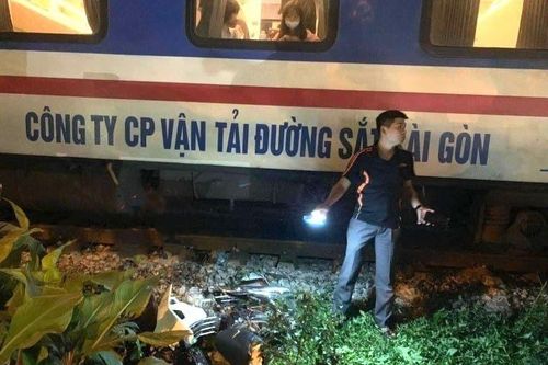Cố tình băng qua đường sắt, 2 người thương vong