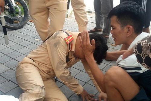 Xe máy lạng lách, vượt đèn đỏ, tông CSGT nhập viện cấp cứu