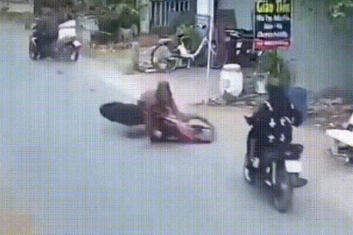 Hãi hùng khi xe máy phi như tên bắn, đâm văng 2 xe đi ngược chiều