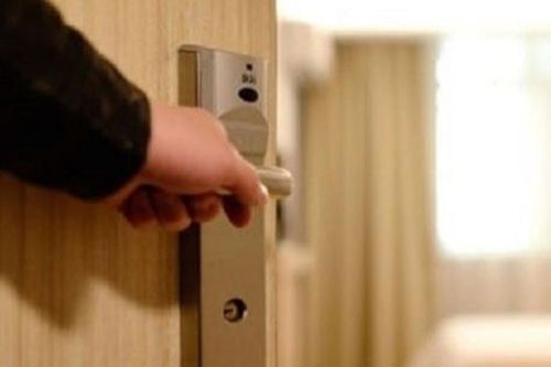 Cửa phòng ngủ mở ra hay mở vào?