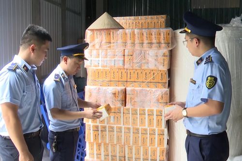Đột kích xưởng sản xuất khăn giấy giả nhãn hiệu số lượng lớn
