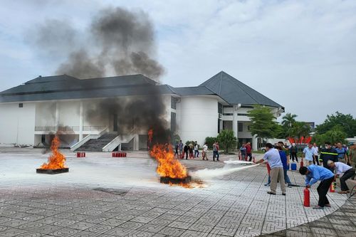 Trang bị kỹ năng phòng ngừa cháy, nổ cho gần 450 nhân viên y tế và dân phòng