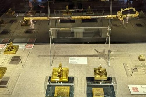 Chiêm ngưỡng nhiều cổ vật quý hiếm được trưng bày tại bảo tàng lâu đời xứ Huế