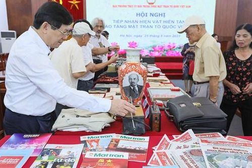 26 cá nhân, gia đình hiến tặng 392 hiện vật cho Bảo tàng MTTQ Việt Nam