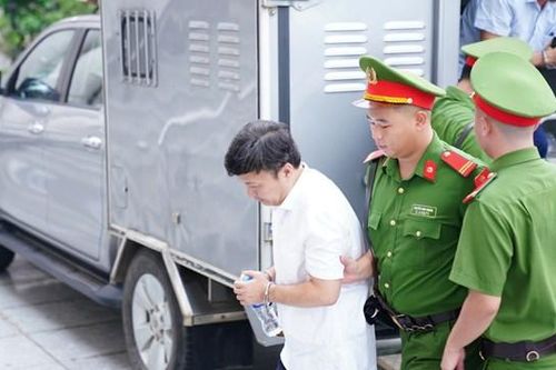 Nguyễn Đức Chung và các bị cáo trong vụ án nâng khống giá cây xanh tới tòa